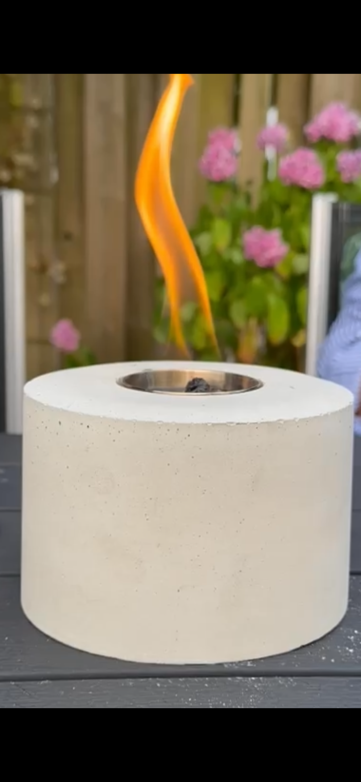 Tischfeuer aus Beton mit Edelstahleinsatz und Lavasteinen