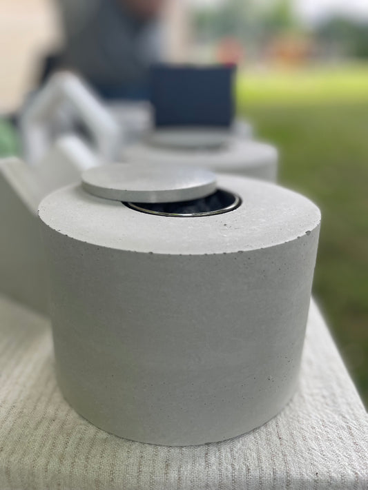 Tischfeuer aus Beton mit Edelstahleinsatz und Lavasteinen