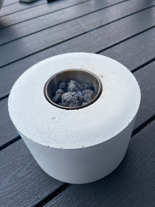 Tischfeuer aus Beton mit Edelstahleinsatz und Lavasteinen
